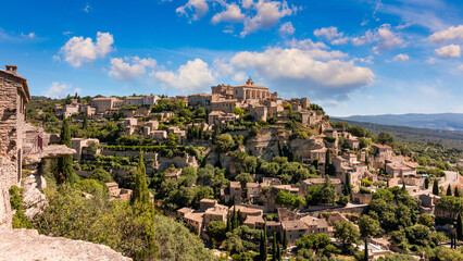 Obraz premium View on Gordes, a small typical town in Provence, France. Discover the stunning hilltop village of Gordes in Provence. Ancient hilltop village of Gordes, Provence, France.