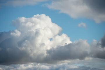 Gros plan sur des nuages gris et blancs avec des morceaux de ciel bleu 