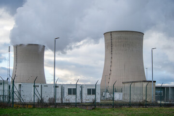 Centrale nucléaire de Cattenom en Moselle, photos prises en fin de journée avec de gros nuages...