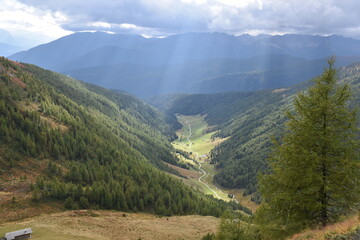Tal in den Dolomiten mit Sonnenstrahlen