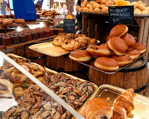 Des beignets et viennoiseries françaises sur un stand de marché