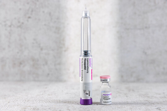 Mounjaro - Tirzepatid PEN und Spritze zur Behandlung von Typ-2-Diabetes und Gewichtsreduktion und den Blutzucker zu kontrollieren