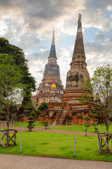 Obraz premium Alte Pagoden in der Tempelanlage Wat Yai Chai Mongkol in Ayutthaya, Thailand