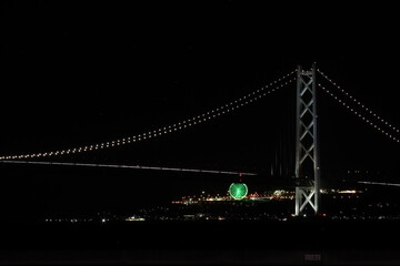 夜の明石大橋と観覧車