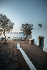 Kleine griechische Kapelle am Meer