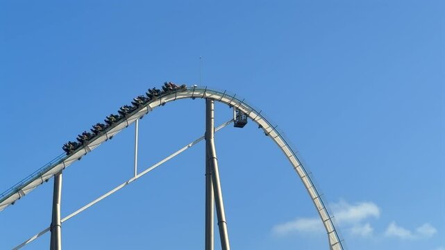 Une boucle d'une montagne russe dans un parc d'attractions.