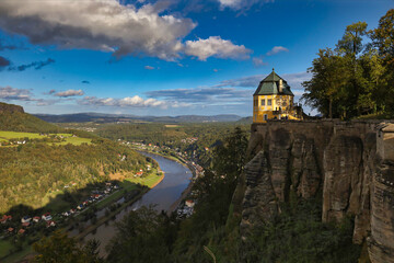 Obraz premium Barockes Friedrichsschlösschen auf der Festung Königstein mit Blick über das Elbtal, Königstein, Landkreis Sächsische Schweiz-Osterzgebirge, Sachsen, Deutschland