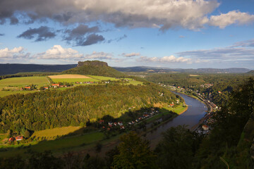 Obraz premium Panoramablick auf den Tafelberg Lilienstein und die Elbschleife im Elbsandsteingebirge, Königstein, Landkreis Sächsische Schweiz-Osterzgebirge, Sachsen, Deutschland