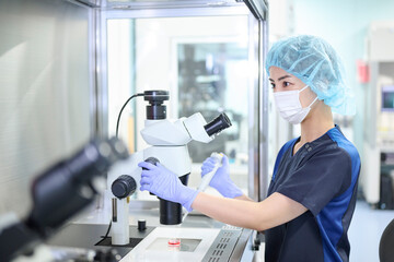培養室で顕微鏡を使う胚培養士