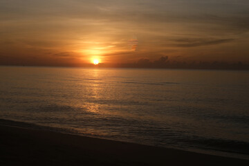 Fototapeta premium The sun rises at the sea in the morning.