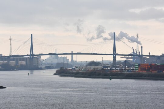 An winter impression of the port of Hamburg with the Elbe and the K&ouml;hlbrand Bridge.