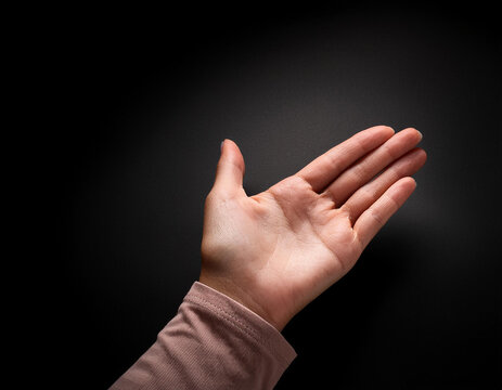 Palma de la mano de una mujer ofreciendo ayuda