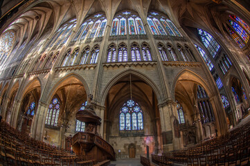Fototapeta premium Intérieur de la Cathédrale Saint Etienne dans la ville de Metz en Moselle. On peut voir les vitraux, et l'architecture 
