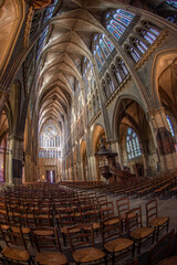 Obraz premium Intérieur de la Cathédrale Saint Etienne dans la ville de Metz en Moselle. On peut voir les vitraux, et l'architecture 