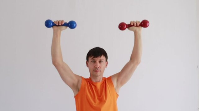 homem faz treino aptid&atilde;o fis&iacute;ca com pesos 