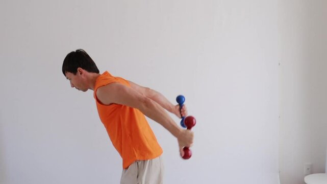 homem faz treino aptid&atilde;o fis&iacute;ca com pesos 