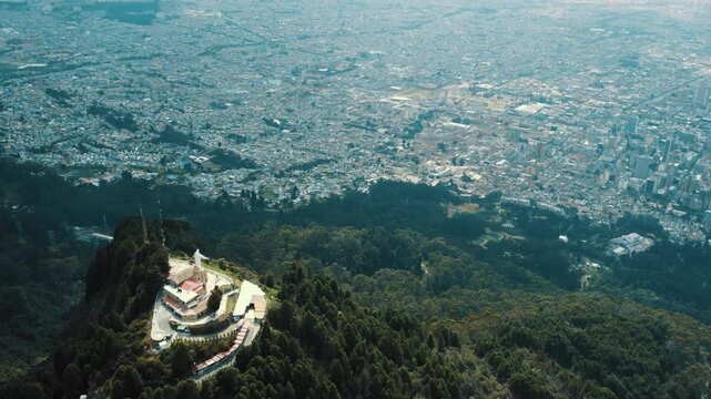 Vista a&eacute;rea de los cerros de Monserrate y Guadalupe de Bogot&aacute;, Colombia