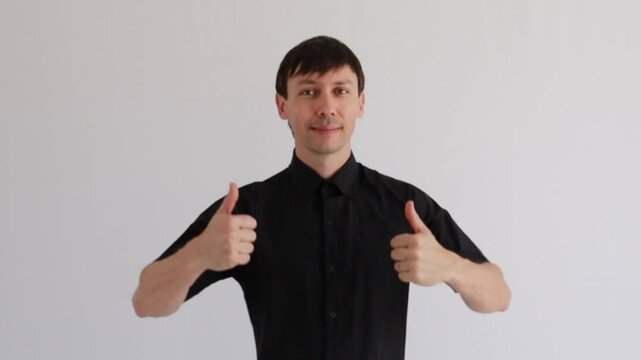 homem de neg&oacute;cios positivo 