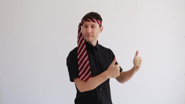 homem de neg&oacute;cios c&ocirc;mico brinca com gravata 