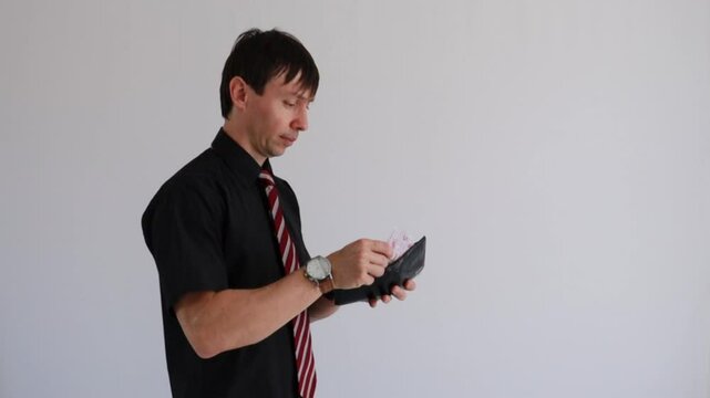 homem de neg&oacute;cios pegando dinheiro em carteira 