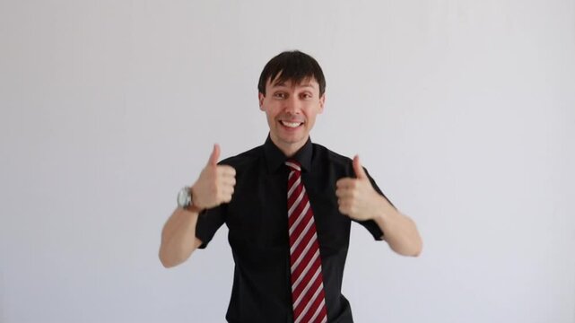 homem de neg&oacute;cios celebra sucesso 