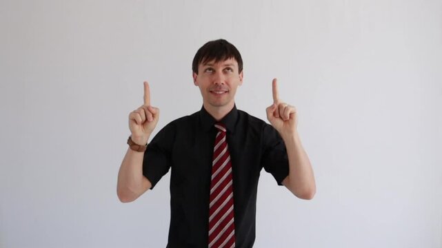 homem de neg&oacute;cios apontando para promo&ccedil;&atilde;o 