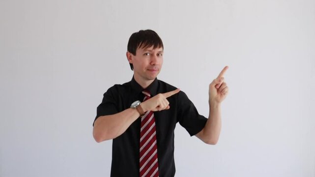 homem de neg&oacute;cios apontando para promo&ccedil;&atilde;o 