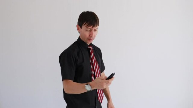 homem de neg&oacute;cios  usando controle remoto 