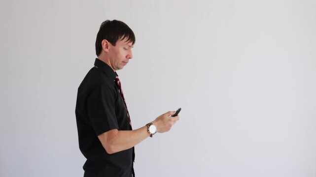 homem de neg&oacute;cios  usando controle remoto 