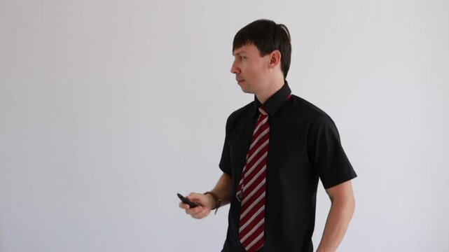 homem de neg&oacute;cios  usando controle remoto 