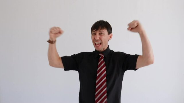 homem de neg&oacute;cios celebra sucesso 