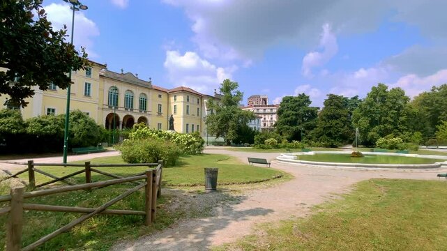 parco pubblico montanelli, milano, italia, agosto 2024, public park montaneli, milan, italy, august 2024