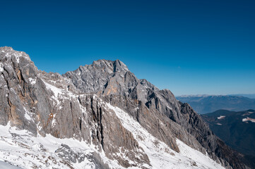 Obraz premium Snow-capped mountains under a clear blue sky