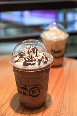ホイップがトッピングされたチョコレートフラッペ