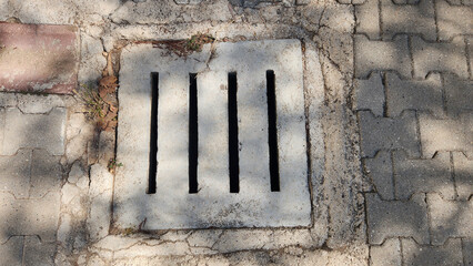 A reinforced concrete storm drain grate for drainage rainwater in a street