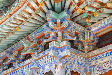 Looking up at the eaves of Feihong Glazed Tower of Guangsheng Temple in Linfen, Shanxi, you can see the exquisite temple architectural craftsmanship. The meaning of the plaque is: Guangsheng Temple