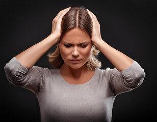 Mujer con expresion de dolor de cabeza