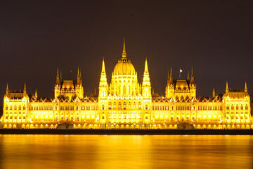 Naklejka premium hungarian parliament building at night