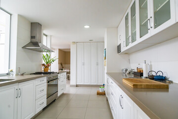 cocina moderna con acabados de marmol, muebleas altos y bajos y equipado