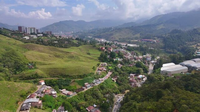 Video a&eacute;reo realizado en zona rural del municipio de Caldas, en el que se observa la carretera conocida como Conexi&oacute;n Pac&iacute;fico 1.