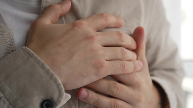 Heart attack due to fear.
The man's heart ached.
The guy has a pain in his heart.
The man has health problems.
A man has a panic attack.
Heart presence of a young businessman