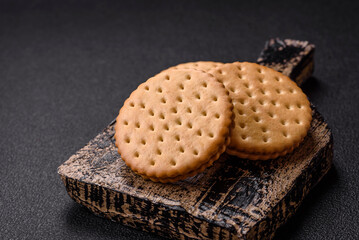 Round dotted snack snack cookies with cream