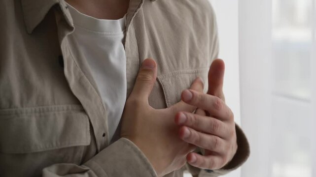 Heart attack due to fear.
The man's heart ached.
The guy has a pain in his heart.
The man has health problems.
A man has a panic attack.
Heart presence of a young businessman