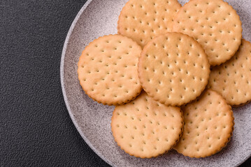 Round dotted snack snack cookies with cream