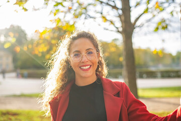 fröhliche junge Frau im herbstlichen Park