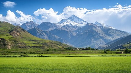 Fototapeta premium Majestic Mountain Range Overlooking a Lush Green Valley
