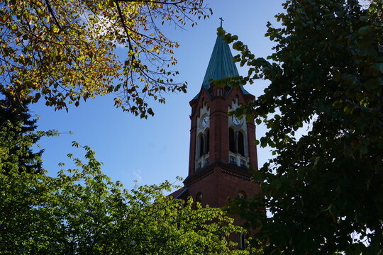 Kirchturm der historischen katholischen Kirche, Kathedrale Maria Meeresstern zwischen B&auml;umen auf der Insel Werder, Havel, Brandenburg, Deutschland; Sehensw&uuml;rdigkeit 