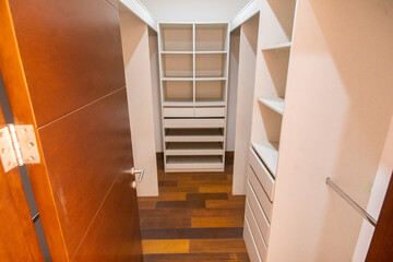 walk in closet de habitacion de departamentos