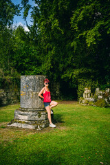 Femme au milieu des vestiges de l'Abbaye de Longpont