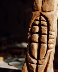 Escultura de madera del pecho de un hombre